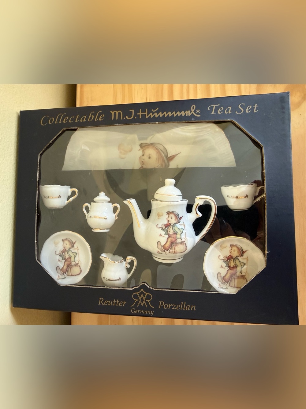 Reutter Porzellan Germany. Collectable Miniature M.J. Hummell Teaset.